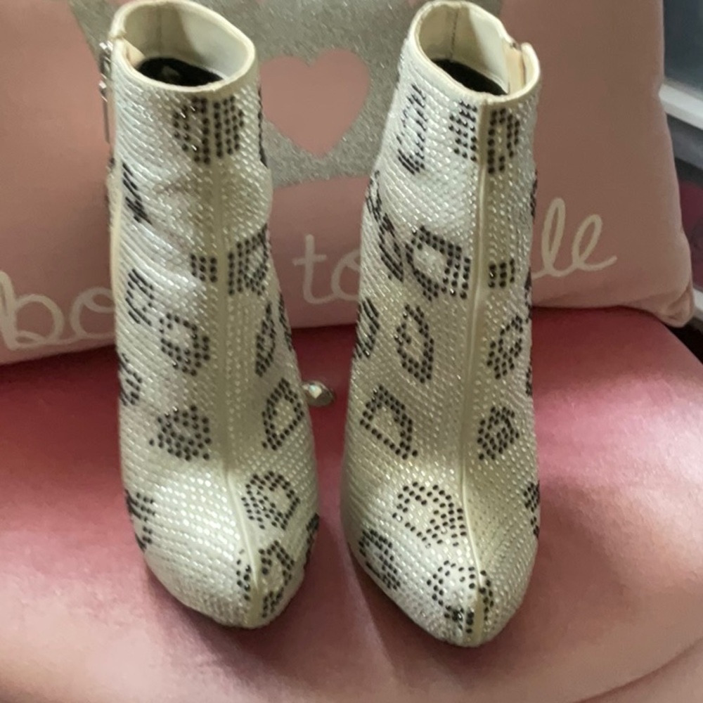 Rhinestone white bootie REPORT SIGNDANCE SZ 6
